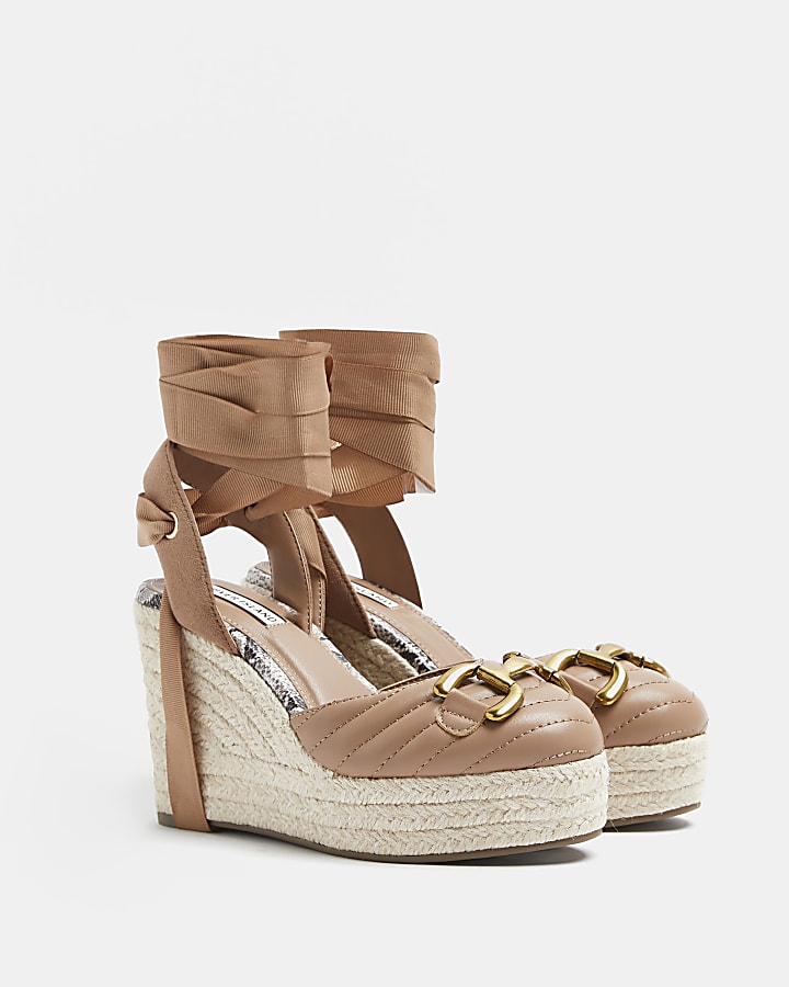 Beige quilted wedges