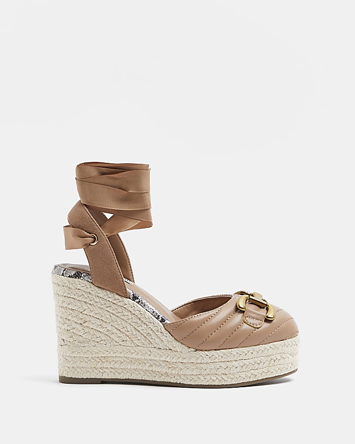 Beige quilted wedges