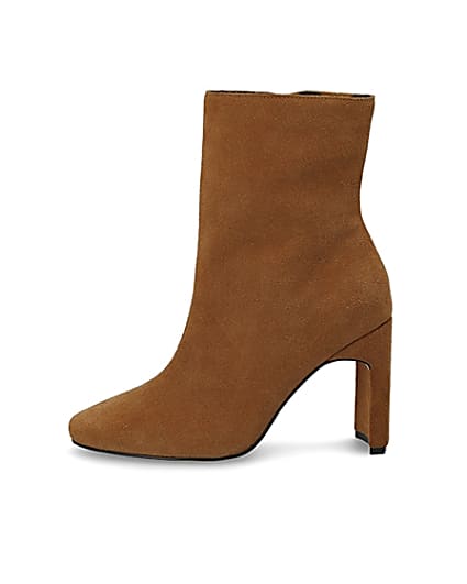 360 degree animation of product Beige suede heeled ankle boot frame-3
