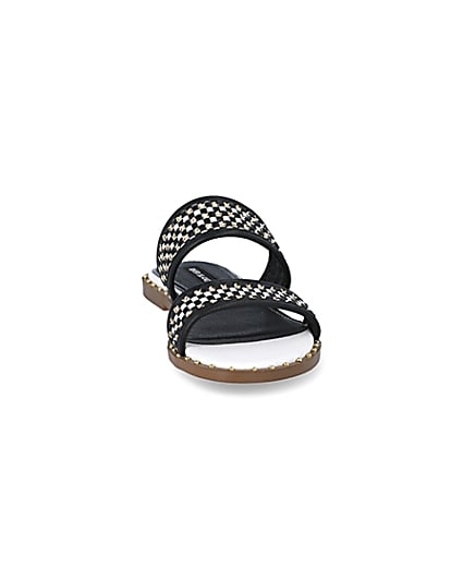 360 degree animation of product Black and white chain strap sandals frame-20