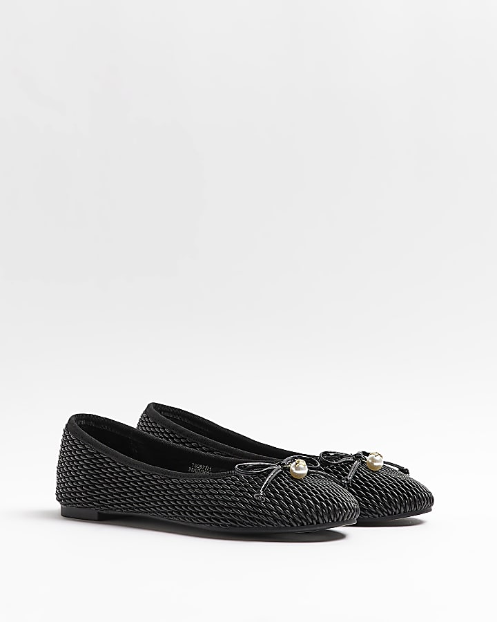 Black ballerina shoes