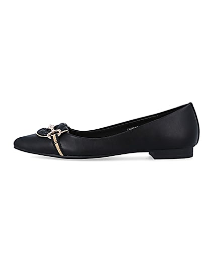 360 degree animation of product Black chain detail pointed loafers frame-3