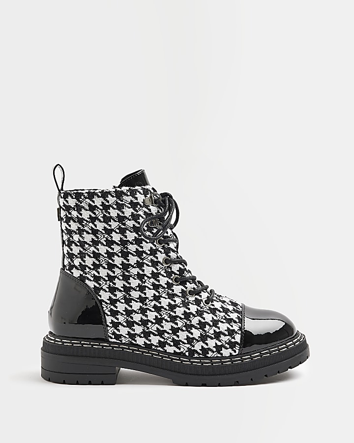 Black dogtooth quilted ankle boots