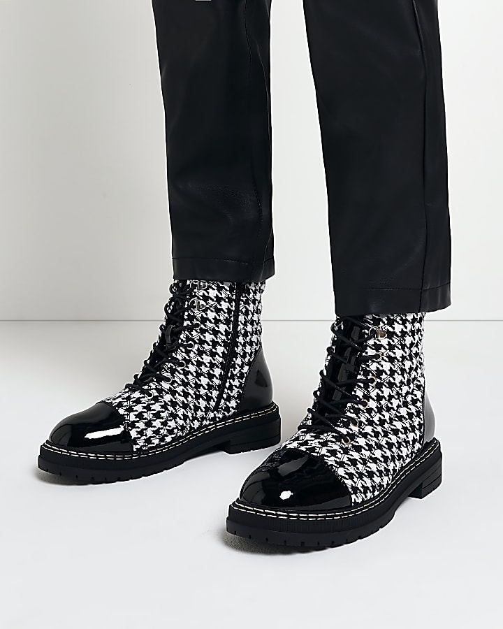 Black dogtooth quilted ankle boots