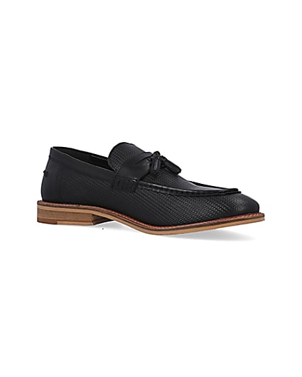 360 degree animation of product Black embossed leather tassel loafers frame-17