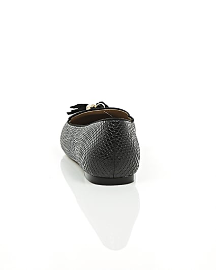 360 degree animation of product Black embossed snakeskin tassel loafers frame-16