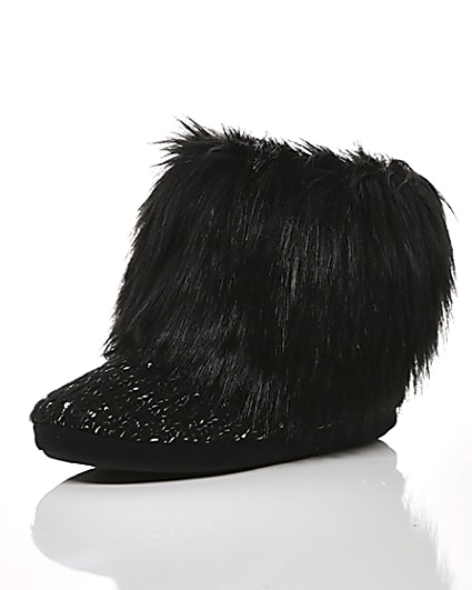 360 degree animation of product Black faux fur bootie slippers frame-0