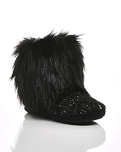 360 degree animation of product Black faux fur bootie slippers frame-6