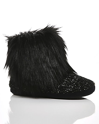 360 degree animation of product Black faux fur bootie slippers frame-8