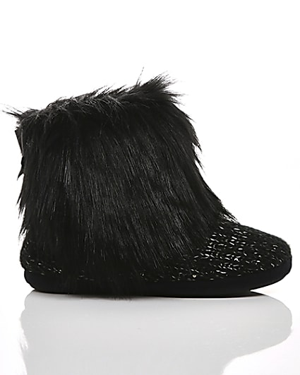 360 degree animation of product Black faux fur bootie slippers frame-9