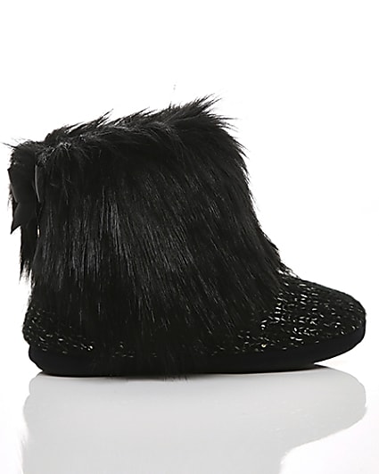 360 degree animation of product Black faux fur bootie slippers frame-10