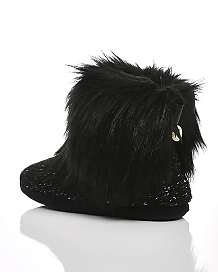 360 degree animation of product Black faux fur bootie slippers frame-19