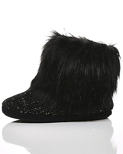 360 degree animation of product Black faux fur bootie slippers frame-22