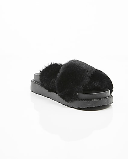 360 degree animation of product Black faux fur cross strap sliders frame-6