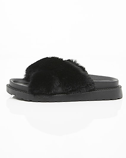 360 degree animation of product Black faux fur cross strap sliders frame-22