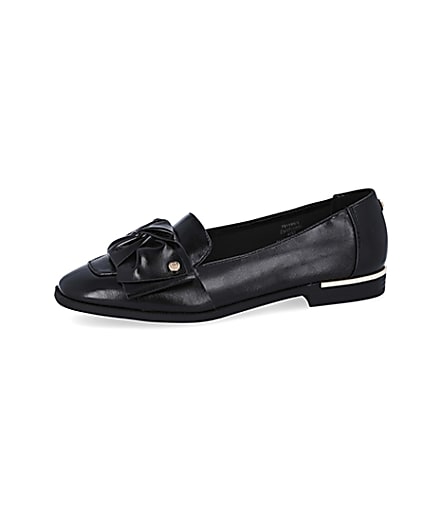 360 degree animation of product Black faux leather bow loafers frame-2