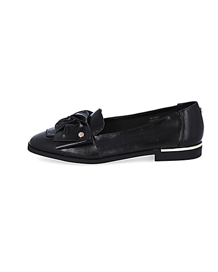 360 degree animation of product Black faux leather bow loafers frame-3