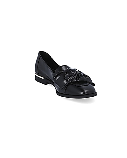 360 degree animation of product Black faux leather bow loafers frame-19
