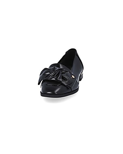 360 degree animation of product Black faux leather bow loafers frame-22