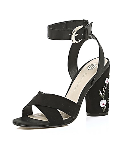 360 degree animation of product Black floral embroidered block heel sandals frame-0