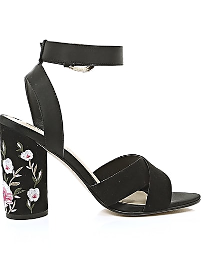 360 degree animation of product Black floral embroidered block heel sandals frame-10