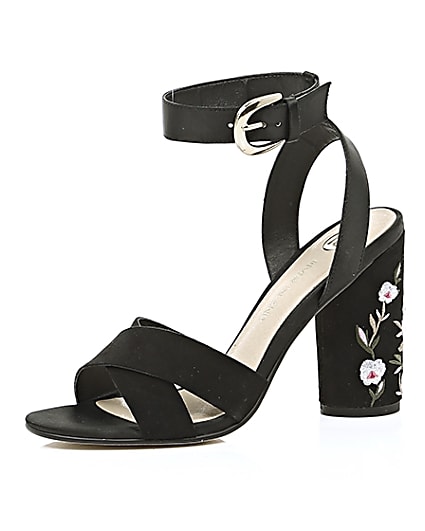 360 degree animation of product Black floral embroidered block heel sandals frame-23