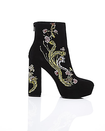 360 degree animation of product Black floral embroidered platform boots frame-9