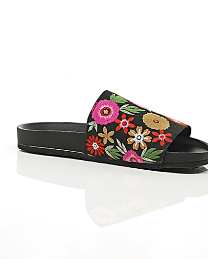 360 degree animation of product Black floral embroidered sliders frame-8