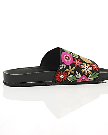 360 degree animation of product Black floral embroidered sliders frame-11