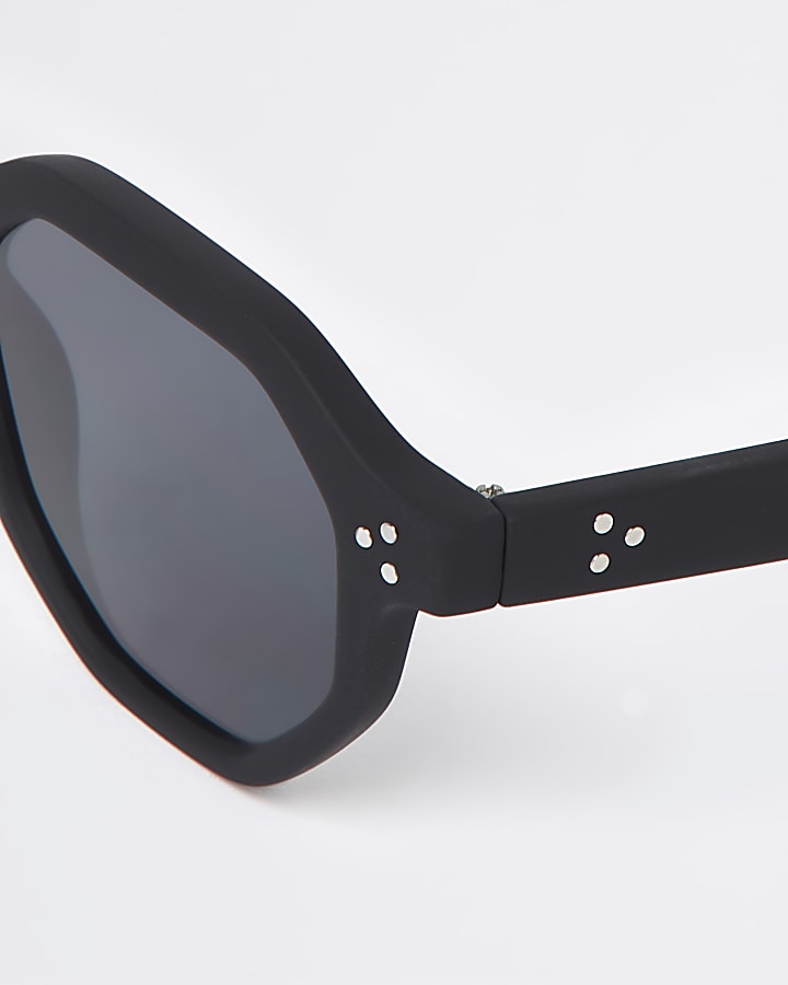 Black hexagon retro sunglasses