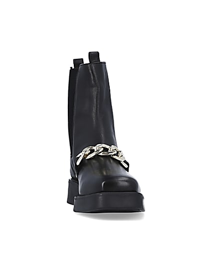 360 degree animation of product Black leather chain detail chelsea boots frame-20