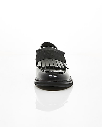 360 degree animation of product Black leather fringe loafers frame-4