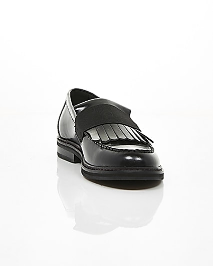 360 degree animation of product Black leather fringe loafers frame-5
