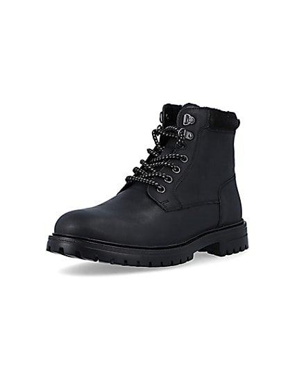 360 degree animation of product Black leather padded collar boots frame-0