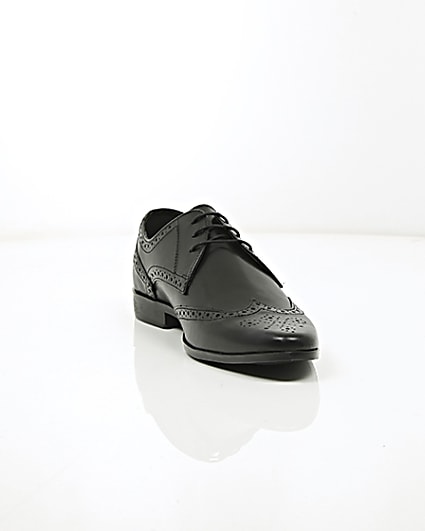360 degree animation of product Black leather pointed brogues frame-5
