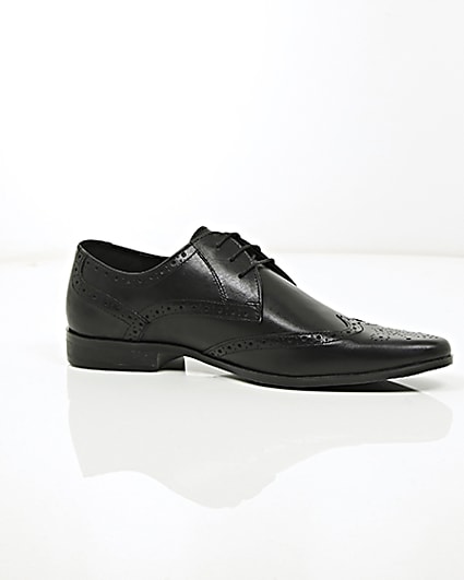 360 degree animation of product Black leather pointed brogues frame-8