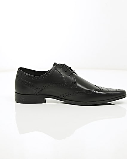 360 degree animation of product Black leather pointed brogues frame-9