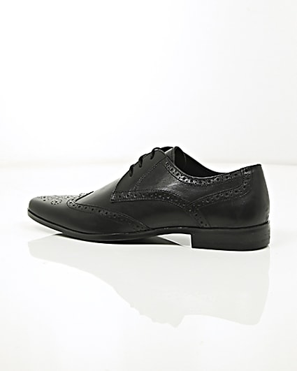 360 degree animation of product Black leather pointed brogues frame-20