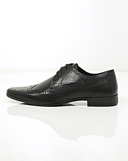360 degree animation of product Black leather pointed brogues frame-21