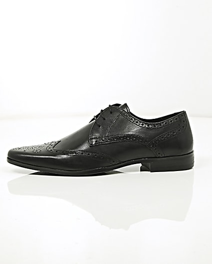 360 degree animation of product Black leather pointed brogues frame-22