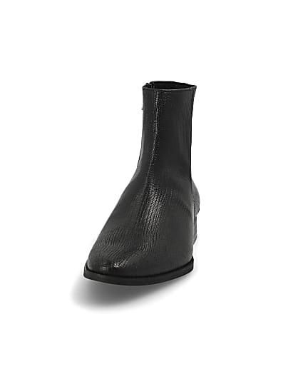 360 degree animation of product Black leather snake embossed pointed boot frame-22