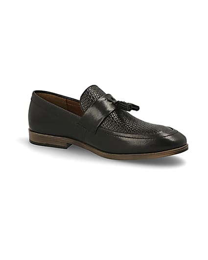 360 degree animation of product Black leather textured tassel loafers frame-17