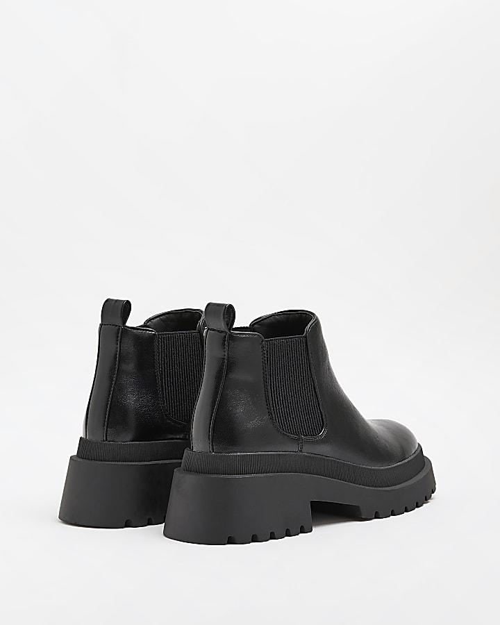 Black low ankle chelsea boots