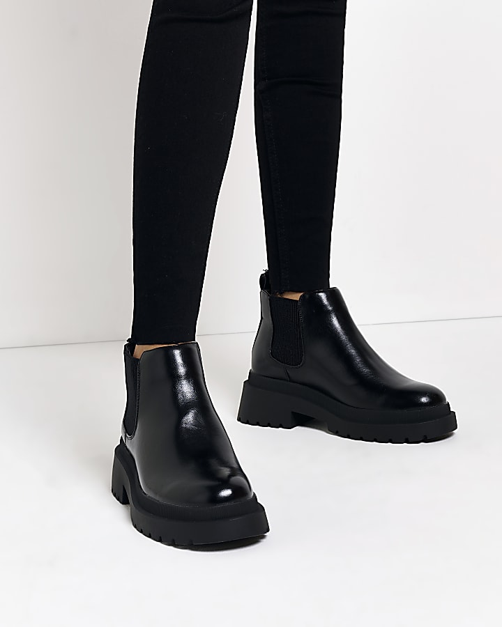 Black low ankle chelsea boots