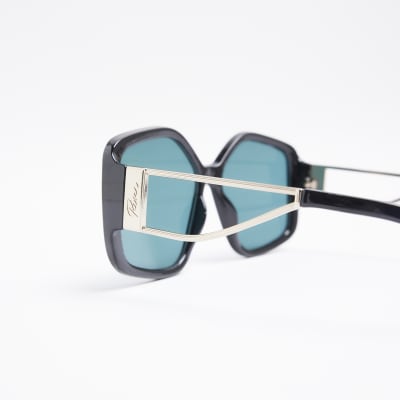 Black oversized sunglasses
