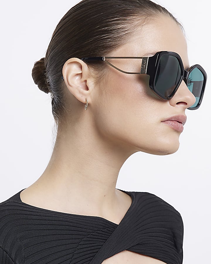Black oversized sunglasses