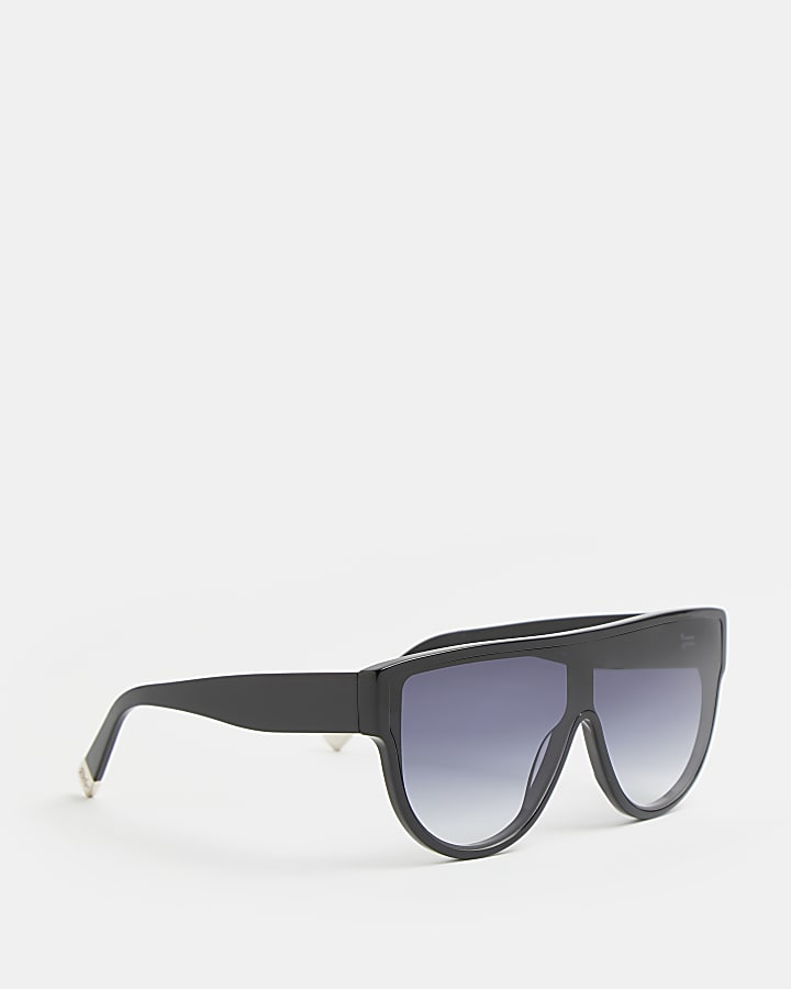 Black oversized sunglasses