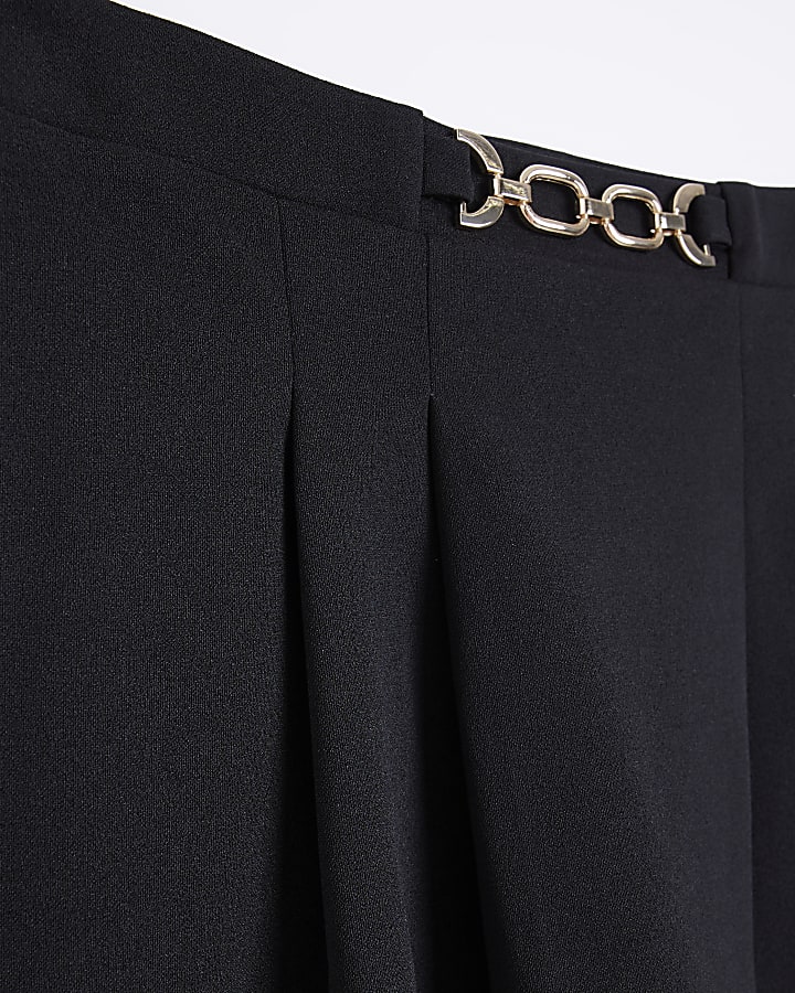Black pleated buckle mini skirt
