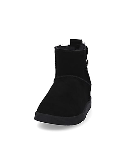 360 degree animation of product Black quilted faux fur lined boots frame-22