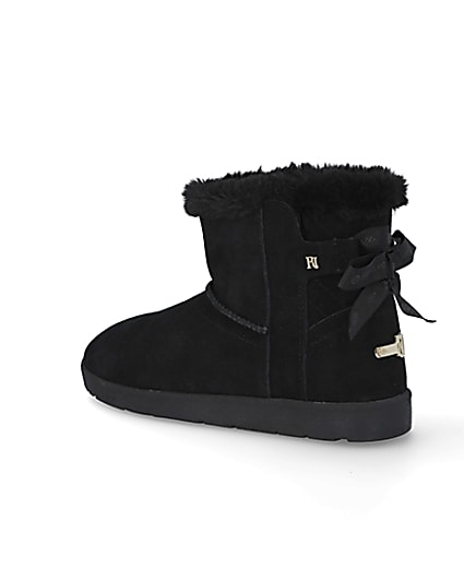 360 degree animation of product Black quilted fur lined RI boots frame-5